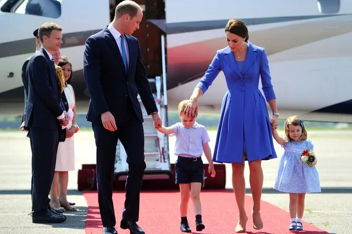 Während Charlotte mutigen Schrittes neben ihrer Mutter stolziert, scheint sich George nicht für den ganzen Rummel begeistern zu können.