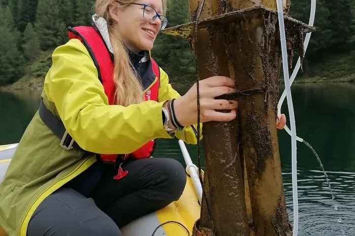 Limnologin Hanna Pritsch mit einer Sedimentfalle...