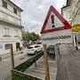 Weil Straßen nicht saniert werden, werden Warnschilder aufgestellt