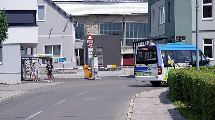 Das Tor 1 der Voestalpine am Freitag um 14 Uhr. Die Beschäftigten reden nicht gerne über die Lage