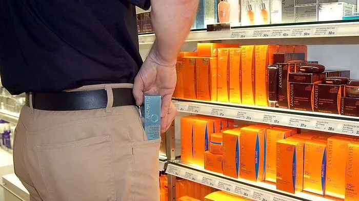 Der Russe stahl Parfums und Sonnenbrillen im Wert von 2500 Euro