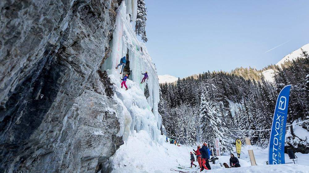 Auf 6000 Quadratmetern Eisfläche können geübte Kletterer bis zu 80 verschiedene Routen klettern