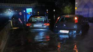 Zwei Autos standen bei der Autobahnanschlussstelle Gleisdorf West unter Wasser, die Insassen wurden von Feuerwehrleute geborgen
