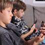 Kinder können sich mitunter nur noch schwer von ihrem Smartphone trennen