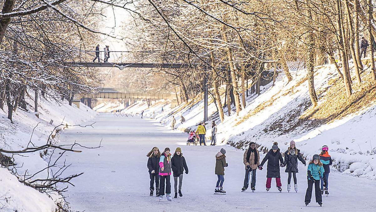 Seit letzter Woche ist Eislaufen am Lendkanal möglich