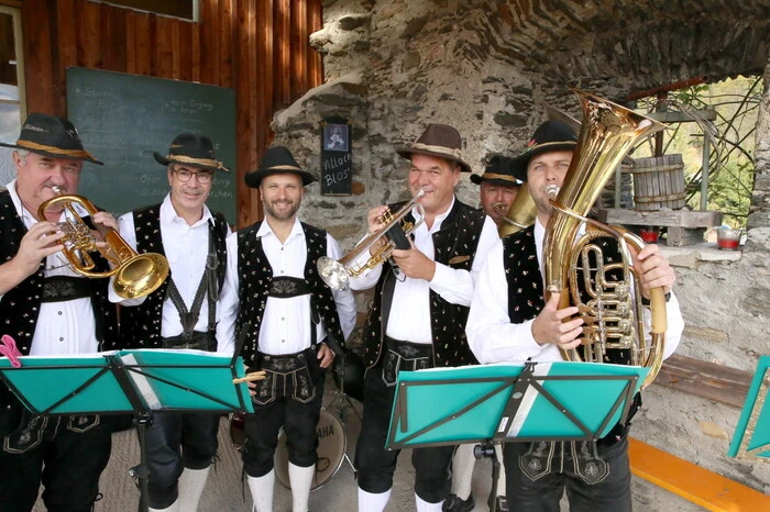 Übrigens: Für den musikalischen Aufputz sorgte „Die Villacher Blas“. 