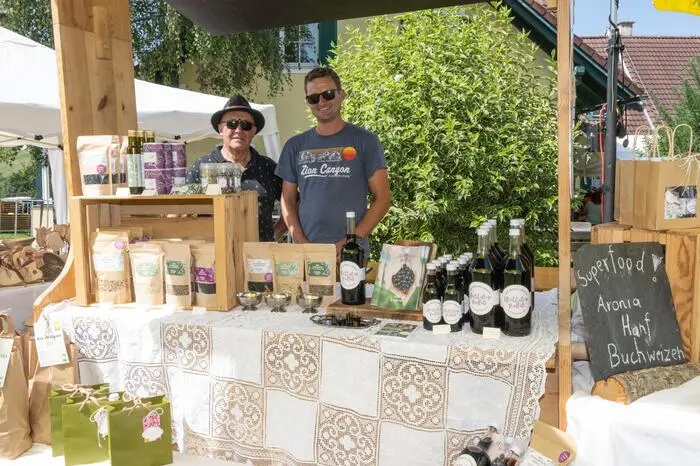 Wie beispielsweise die Landtagsabgeordneten Wolfgang Dolesch und Lukas Schnitzer, Prälat Rupert Kroisleitner sowie unter den vielen Ehrengästen auch die Bürgermeister der Jogllandregion. Musikalisch begleitet von der Marktmusikkapelle Vorau und der „BossTrompeten Musi“ und moderiert von Franz Putz, gab es ein vielfältiges Programm für die vielen Besucher, auch aus angrenzenden Regionen. Ihnen wurde mit regionalen Spezialitäten, traditioneller Handwerkskunst und der Landmaschinenausstellung auch Einblick in die moderne Landtechnik gegeben. Sehr zufrieden zeigte sich auch Thomas Hofer, Geschäftsführer der Kraftspendedörfer über den Zusammenhalt der Gemeinden bei der Organisation des Kirtags. „Es ist eine wunderbare Kulturlandschaft, dominiert von der Viehwirtschaft und der Jogllandkirtag zeigt auch den Zusammenhalt der elf Jogllandgemeinden.“