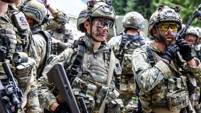 Soldatinnen und Soldaten das Jägerbataillons 26 "kämpften" im Bunkermuseum - glücklicherweise nur zu Übungszwecken.