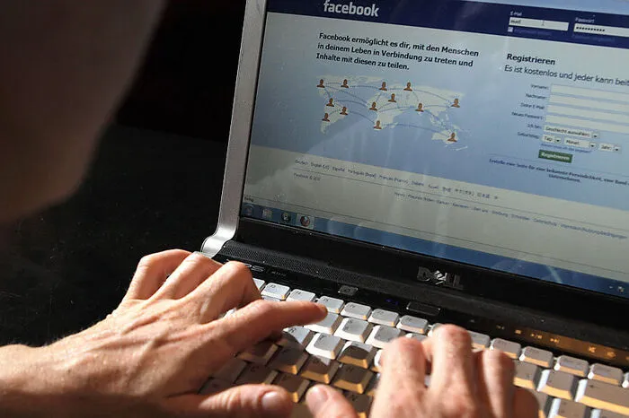2004: Zuckerberg bricht das Studium ab und zieht von der US-Ostküste in das kalifornische IT-Mekka Silicon Valley um. Der Hedgefonds-Manager Peter Thiel steigt mit 500.000 Dollar als erster Investor in sein Unternehmen ein.