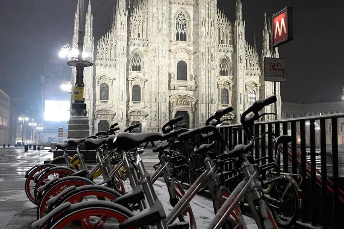 Das winterliche Mailand in der Nacht.