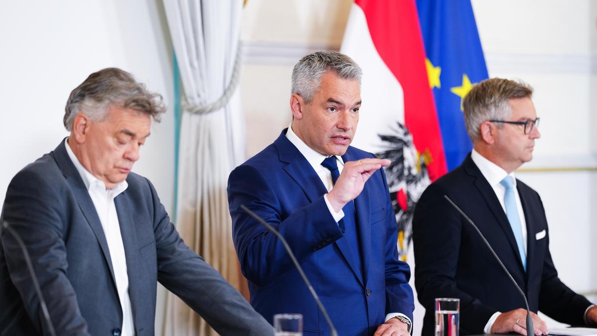 Vizekanzler Werner Kogler (Grüne), Bundeskanzler Karl Nehammer (ÖVP) und Finanzminister Magnus Brunner (ÖVP)