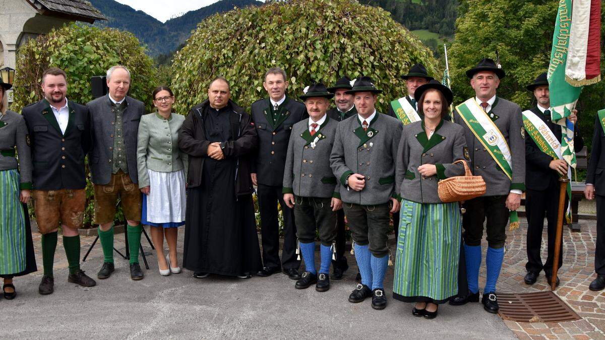 Feierliche Begrüßung für den Vikar in Schönberg am Sonntag, im Bild die Vertreter der Vereine, PGR und Stadtgemeinde mit Vikar Wojciech Zapior.