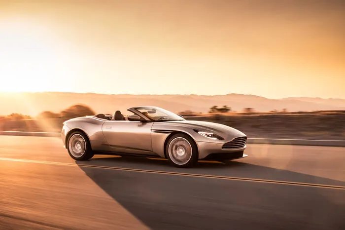 Die Karosserie aus verbundverklebtem Aluminium trägt ihren Teil dazu bei, dass das neue Cabrio um 26 Kilo leichter, aber auch steifer geraten ist.