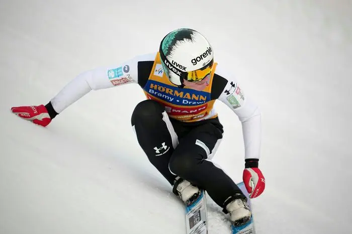 ABD0159_20260104 - INNSBRUCK - ÖSTERREICH: Domen Prevc (SLO) am Sonntag, 4. Jänner 2026, während des 2. Durchgangs auf der Bergisel-Schanze in Innsbruck anl. der Vierschanzentournee 2025/2026. - FOTO: APA/GEORG HOCHMUTH