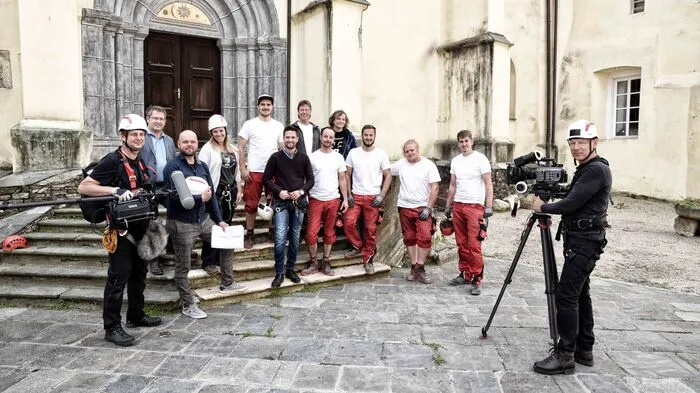 Moderator Richard Deutinger (Bildmitte) begab sich in schwindelerregende Höhen, begleitete mit Kameramann Hans Schober, Tontechniker Roland Gassner, Produktionsleiterin Sonja Eichholzer, Redakteur Patrick Eisl und Regisseur Simon Tasek die Kirchturm-Dachdeckarbeiten der Experten von der Firma Greil aus Dölsach in Osttirol