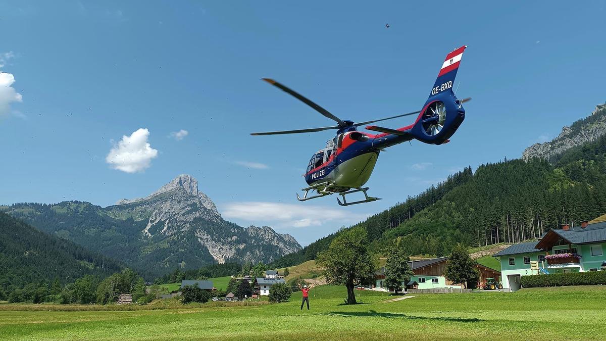 Die Crew des Polizeihubschraubers brachte den tödlich verunglückten Alpinisten ins Tal