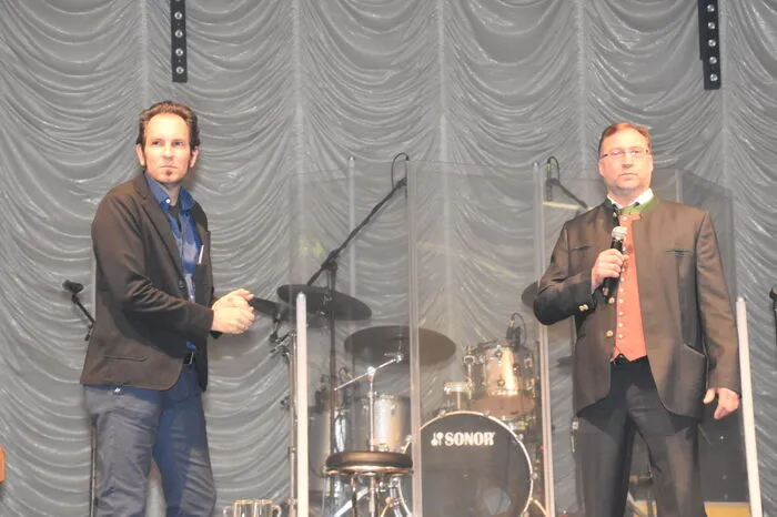 Bürgermeister Josef Maier und sein Vize und Kulturreferent in der Marktgemeinde Neumarkt, Kurt Kreinbucher, zeigten sich wie das gesamte Publikum begeistert von der Musik und Liedern der Nockis.