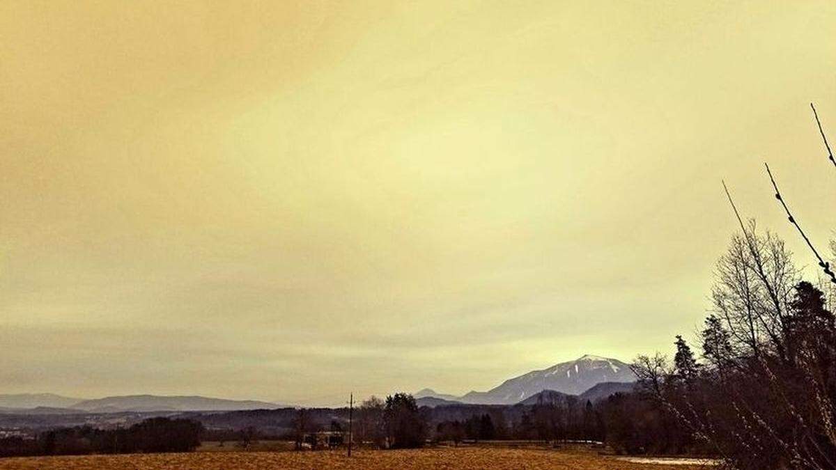 Dienstagabend färbte der Saharastaub den Himmel in Südkärnten gelb, hier mit Blick auf die Petzen