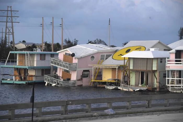 Die Inselgruppe war Sonntagfrüh (Ortszeit) direkt vom Auge des Sturms getroffen worden. Sie liegt vor der Südspitze Floridas und hat rund 70.000 Einwohner.  