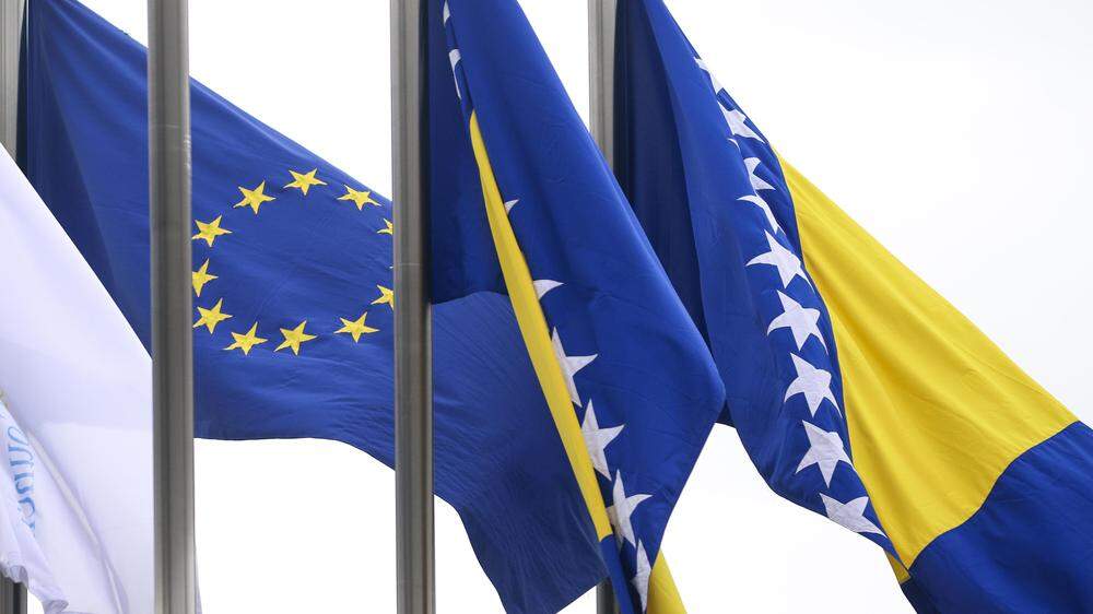 Sarajevo, Bosnien-Herzegowina: Die Flaggen des Landes und der EU nebeneinander