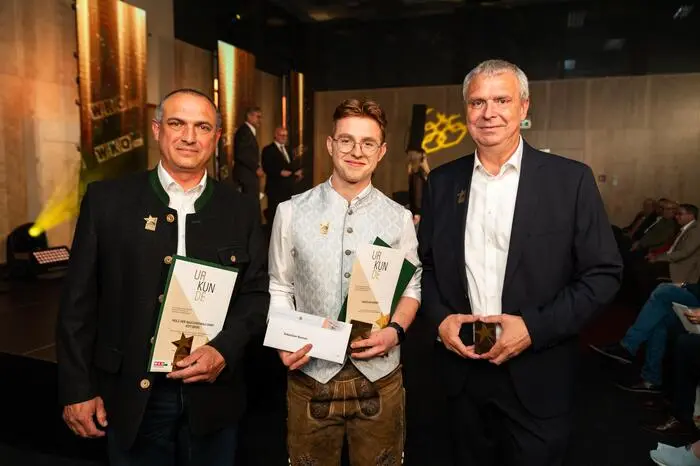 Insgesamt 40 Sterne konnten Karlheinz Dernoscheg, Direktor der Wirtschaftskammer (WKO) Steiermark, und WKO-Regionalstellenobmann Peter Sükar verteilen. „Sie sind die Basis für unseren Wohlstand und die Chefs und Topkräfte der Zukunft“, lobte Dernoscheg die Stars des Abends. Sükar nahm Referenz auf die durch den Kohleabbau ermöglichte, regionale Hochblüte: „Gut ausgebildete Leute sind der Bodenschatz in der Region.“
