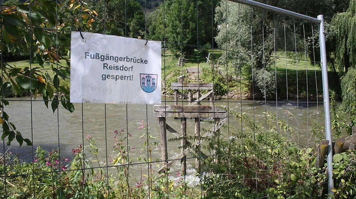 Die Fußgängerbrücke in Reisdorf musste 2020 gesperrt werden und wurde mittlerweile abgetragen