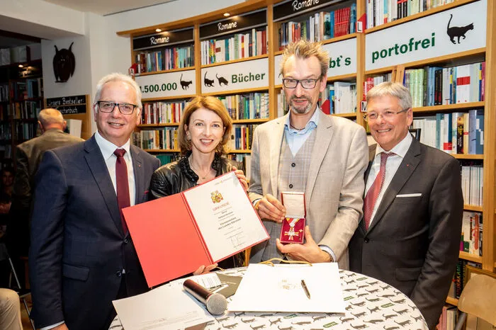 Zum Festakt in der Buchhandlung stellten sich Montagabend prominente Vertreter aus Kultur, Literatur, Verlagswesen, Wirtschaft und Politik – allen voran Bürgermeisterin Dr. Maria-Luise Mathiaschitz und Landeshauptmann Dr. Peter Kaiser, ein, um der Unternehmerfamilie herzlich zu gratulieren.