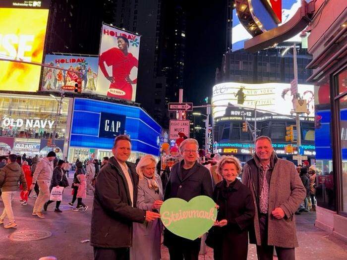 Steirer-Delegation in New York (von links) Joanneums-Chef Marko Mele, US-Botschafterin Petra Schneebauer, LH Christopher Drexler, die Leiterin des Österreichischen Kulturforums, Susanne Keppler-Schlesinger, und UMJ-Finanzchef Josef Schrammel am Times Square