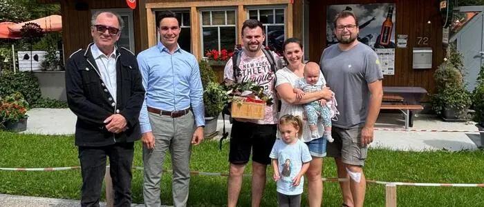 Die Gratulanten mit der Jubiläumsfamilie