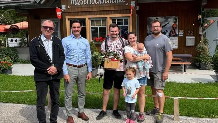 Die Gratulanten mit der Jubiläumsfamilie