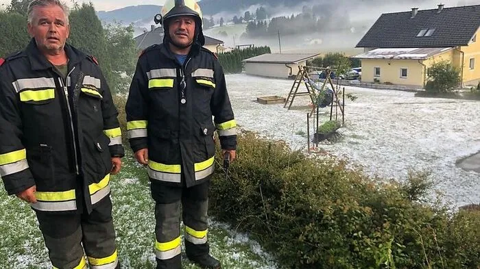 Kommandant und Einsatzleiter Helmut Rainer (rechts) mit Kamerad Günther Selinger