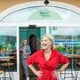 Theresa (vorne) und Heide Herritsch vor dem neuen "Beachhouse" direkt am Wörthersee