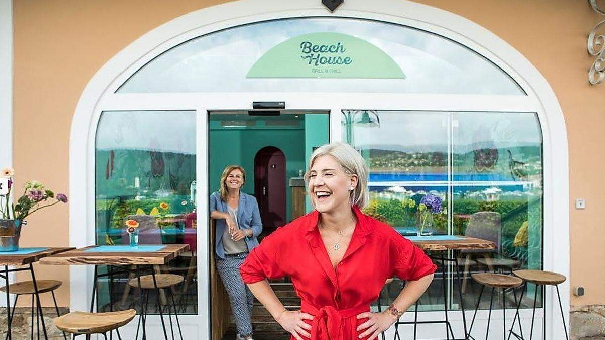 Theresa (vorne) und Heide Herritsch vor dem neuen &quot;Beachhouse&quot; direkt am Wörthersee