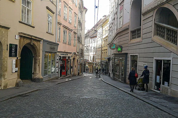 Selbst die historische Sporgasse ist beinahe ausgestorben. Nur ein paar Fußgänger spazieren am milden Herbsttag auf den Straßen.