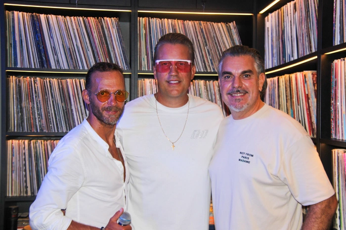 Hauptact des Abends DJ Antoine (Mitte) mit Gastgeber und Ankerpunktchef Leo Rath (rechts).