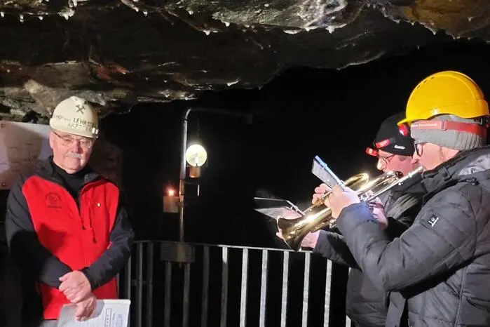 Obmann Otto Schinnerl las besinnliche Texte, das Bläserduo Peter Sperl und Rudi Brunnader umrahmte die Feier musikalisch. Es wurde auch der verstorbenen Vereinsmitglieder gedacht, danach wurde auf ein gutes neues Jahr angestoßen. 