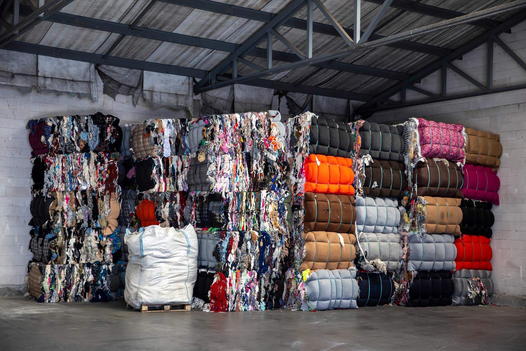Neue Vorgaben ab 2025: 220.000 Tonnen an Textilabfälle: Recyclinganteil soll nun steigen