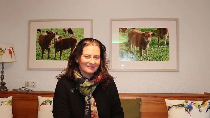 Sylvia Puschl-Schliefnig am Küchentisch des barrierefreien Ferienappartements