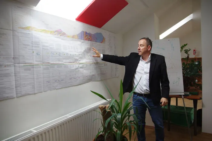 Projektleiter Gerhard Gobiet von der ÖBB-Infra erläutert die Arbeiten, die gerade durchgeführt werden.
