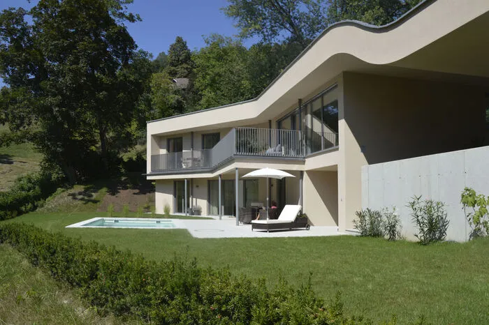Dass das Dach ganz elegant die Welle macht, hat nicht nur optische Gründe: Ausrichtung und Neigung sind ganz bewusst so gewählt, dass die für später geplanten Solarpaneele optimale Bedingungen haben.