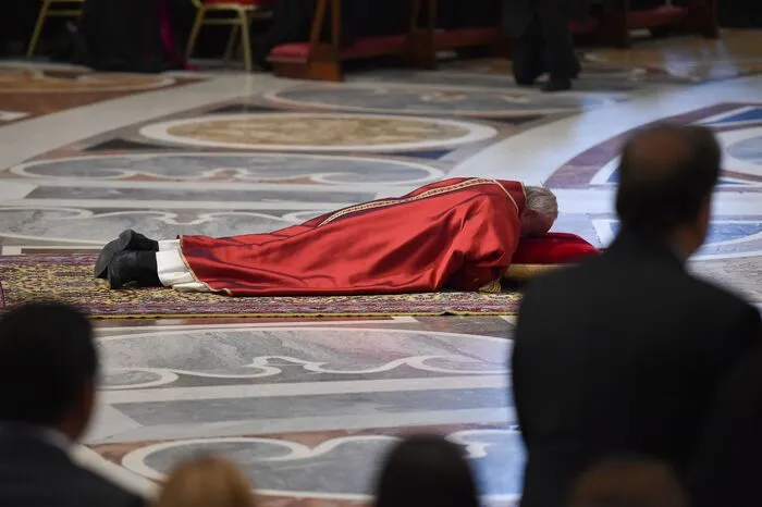 Zu Beginn der Kreuzanbetung warf sich Franziskus, wie es die Karfreitagliturgie vorschreibt, zu Füßen des Altars nieder.  Hier verweilte er einige Minuten lang betend.