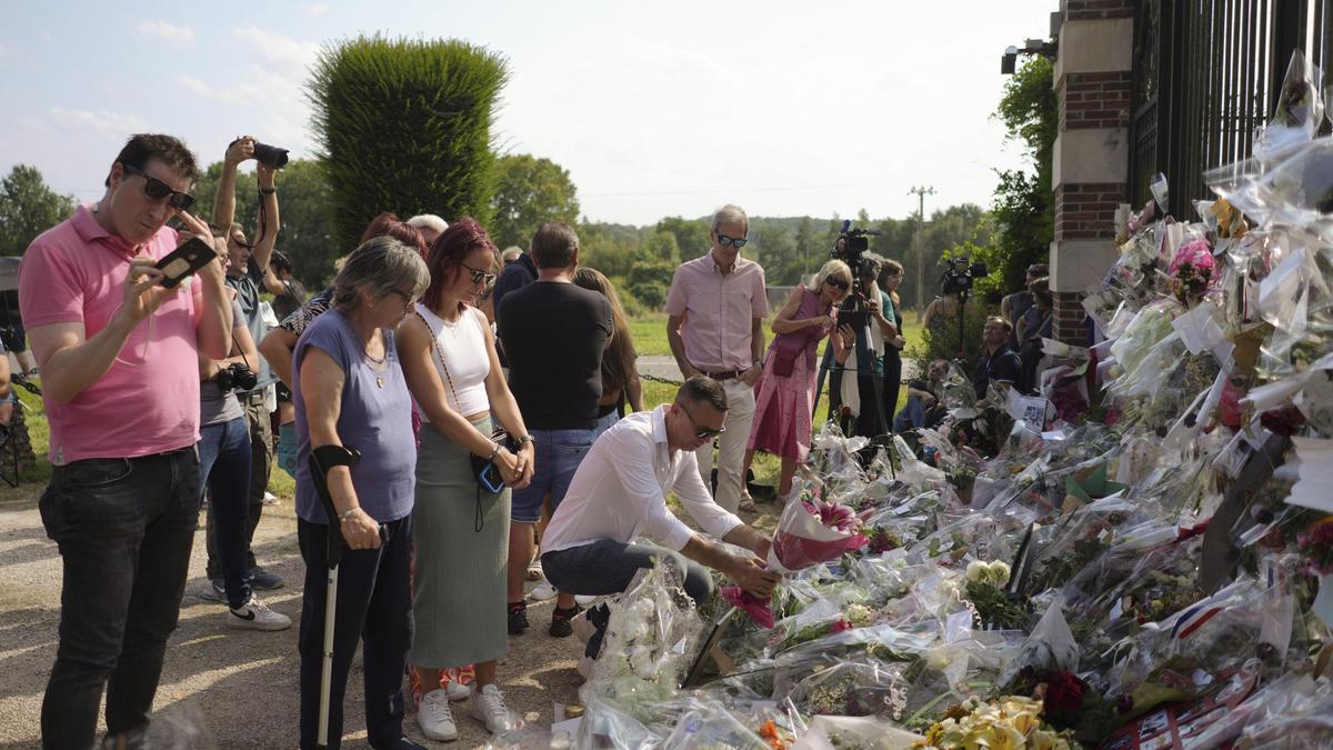 Fans legen Blumen vor Delons Landsitz nieder 