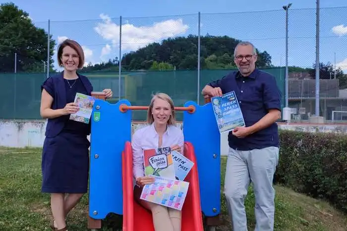 Die Ferien(s)pässe sorgen in der Region wieder für einen bunten Sommer: Seit 2008 gibt es den Ferien(s)pass; erste Gemeinde war damals die Stadtgemeinde Feldbach. Nach und nach kamen viele weitere Gemeinden dazu – heuer haben 29 Gemeinden im Vulkanland ein vielfältiges Sommerprogramm mit mehr als 700 Terminen zusammengestellt. Dadurch bekommen Kinder und Jugendliche einen Einblick in die Region, sie erfahren, was es alles in der jeweiligen Gemeinde gibt und zudem wird dadurch ein “eini'schaun in regionale Betriebe“ ermöglicht, erklären Michael Fend, Anna Knaus-Maurer und die Landtagsabgeordnete Julia Majcan die Vorteile des Ferien(s)passes.