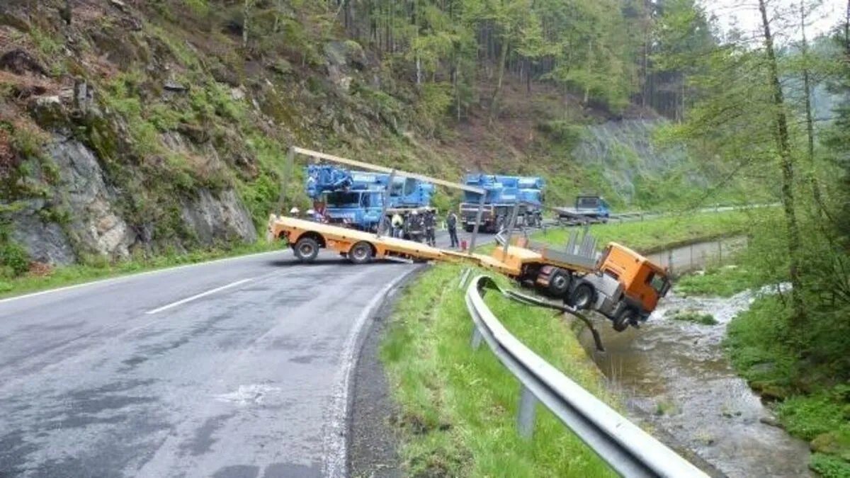 Der Lkw hing an der Mauer über dem Bach