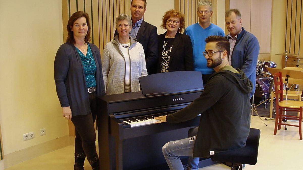 Margit Zlattinger, Direktorin Claudia Casanova-Mörtl,  Josef Hillebold, Christine Schneider, Andreas Gaggl, Musik Aktiv-Chef Hans Wallner und am Klavier Manuel Graf