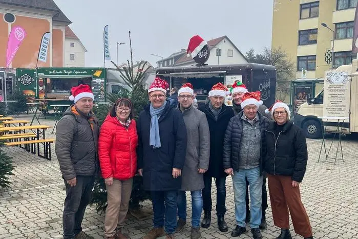 Das mehrtägige Kulinarikevent wurde von „Street Food Market Austria“ in Kooperation mit Wolfgang Spari von der Café-Bar „Up“ und der Stadtgemeinde Voitsberg organisiert. Am Foto: Wolfang Spari, Christine Hemmer, Bernd Osprian, Christian Brunner, Kurt Christof, Stefan Roth, Peter Hemmer und Heike Rueß.
