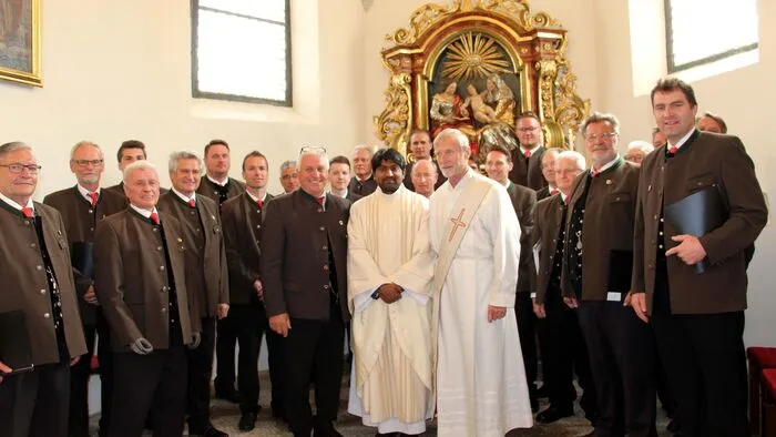 Der Auftakt zum 1. Mai in Jakling war die Messe in der Jaklinger Kirche, zelebriert von Kaplan Bruno Arava und Diakon Josef Darmann, in der gesanglichen Gestaltung der Jaklinger Sänger, mit Chorleiter Hubert Fehberger. 