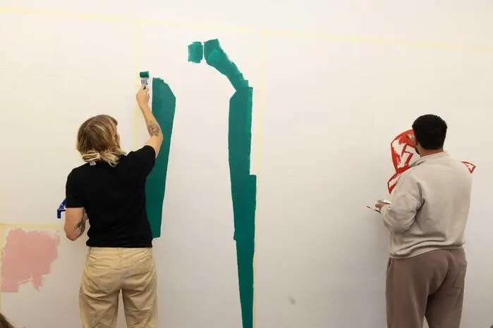 Gemeinsam mit dem Team von Streetwork Hartberg-Fürstenfeld unter der Leitung von Bernd Laschet wurde am 15. April eine Wand am neuen Standort am Sparkassenplatz gestaltet. Ziel ist es, die Räumlichkeiten aufzuwerten und einen Ort zu schaffen, an dem sich Jugendliche wohlfühlen. Weitere Workshops sind in Passail, Weiz und Gleisdorf geplant, während in Sinabelkirchen bereits im März eine Wand realisiert wurde. Mit den Projekten werden die Stimmen der Jugendlichen sichtbar in den öffentlichen Raum getragen.