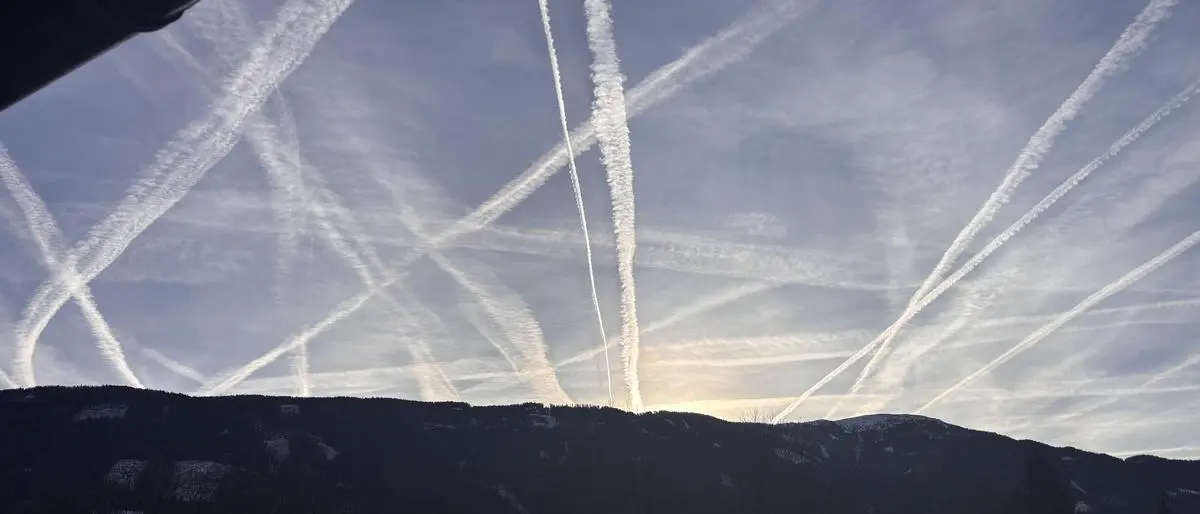 Ein Netz aus Kondensstreifen am Himmel über dem Tschirnock in Kärnten | Ein Netz aus Kondensstreifen am Himmel über dem Tschirnock in Kärnten