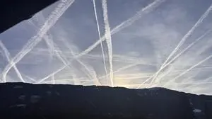 Ein Netz aus Kondensstreifen am Himmel über dem Tschirnock in Kärnten | Ein Netz aus Kondensstreifen am Himmel über dem Tschirnock in Kärnten